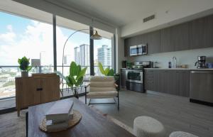 迈阿密Cadenza Miami - Luxury Residences的厨房和用餐室,享有城市美景