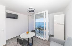 una sala de estar con una mesa y un sofá en 1 Bedroom Nice Apartment In Stanici, en Stanići