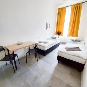 Ένα ή περισσότερα κρεβάτια σε δωμάτιο στο Cool room on Letná D1