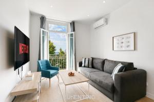 Μια τηλεόραση ή/και κέντρο ψυχαγωγίας στο Azurenting - harbor views - beautiful stay 2