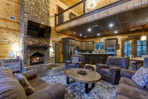 Χώρος καθιστικού στο Spacious 5BR with Pond - Hot Tub - Games - Sleeps 19