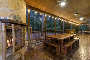 Φωτογραφία από το άλμπουμ του Spacious 5BR with Pond - Hot Tub - Games - Sleeps 19 σε Broken Bow