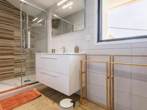 un baño con lavabo y ducha en Gîte rénové proche plages, parking, jardin privatif, terrasse sud-est - FR-1-306-1315, en Machecoul