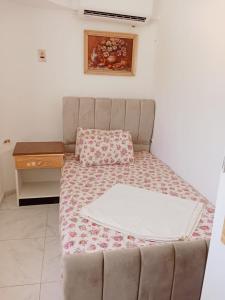 エル・アラメインにあるch2 C21 ground chalet without a lounge terrace and bourgeois pool sideのソファとテーブルが備わる客室のベッド1台分です。 +31枚の写真