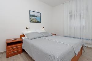 Ένα ή περισσότερα κρεβάτια σε δωμάτιο στο Apartments with parking space Suha Punta, Rab - 17239