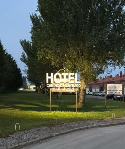 znak hotelu znajdujący się obok drzewa w obiekcie My Rooms City Hotel Camino de Santiago w mieście Castrillo del Val
