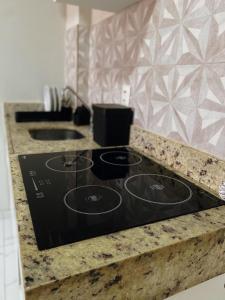 een kookplaat in een keuken met een aanrecht bij Apartamento Inteiro 3 camas in Fortaleza +11 foto's