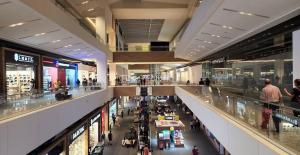 un centro comercial con mucha gente en él en El depa de Natalia a min de aeropuerto y estadio GNP, en Ciudad de México