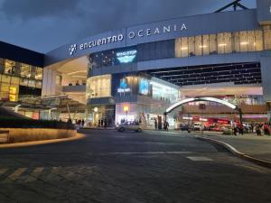 Un coche aparcado frente a un centro comercial por la noche en El depa de Natalia a min de aeropuerto y estadio GNP, en Ciudad de México