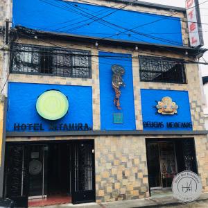 un edificio con un frisbee a su lado en Hotel Bar Restaurant Altamira CA, en Mérida