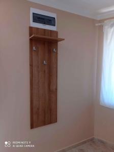 una parete con un mobiletto di legno in una stanza di Studio in Balatonlelle 41940 a Balatonlelle Altre 4 foto