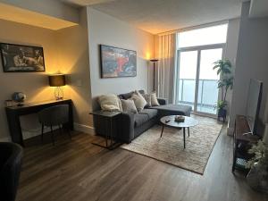 A seating area at Stylish 2BR Suite by Square One