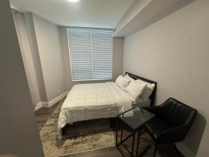 A bed or beds in a room at Stylish 2BR Suite by Square One Még 10 kép