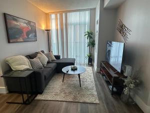 A seating area at Stylish 2BR Suite by Square One