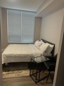 A bed or beds in a room at Stylish 2BR Suite by Square One