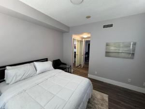A bed or beds in a room at Stylish 2BR Suite by Square One