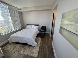 A bed or beds in a room at Stylish 2BR Suite by Square One