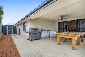 un cortile con un tavolo da ping pong e una cucina di Spacious 4-Bed House with Outdoor Area a Byford