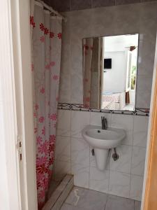 une salle de bain avec un lavabo et un miroir dans l'établissement R1 CH21 studio 2 beds poolside garden terrace Green Beach, à El Alamein