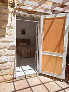 une porte ouverte sur un garage avec un canapé derrière dans l'établissement R1 CH21 studio 2 beds poolside garden terrace Green Beach, à El Alamein