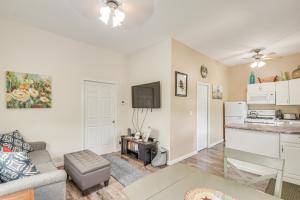 Dapur atau dapur kecil di Mississippi River Retreat with Views Walk to Water