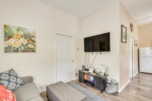 Televisyen dan/atau pusat hiburan di Mississippi River Retreat with Views Walk to Water