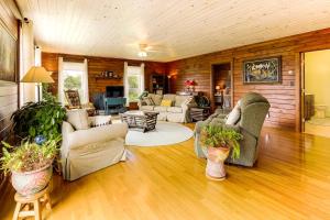 Ruang duduk di The Hideaway in Downeast Maine Walk to Ocean