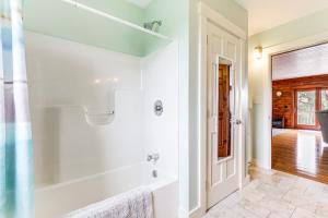 Bilik mandi di The Hideaway in Downeast Maine Walk to Ocean +18 gambar