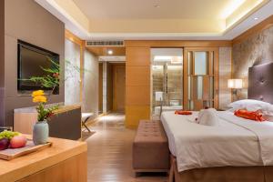 义乌Your World International Conference Centre Hotel的一间带大床的卧室和一间浴室