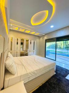 Postel nebo postele na pokoji v ubytování luxury villa ourika + 16 fotografií