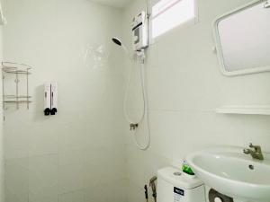 ein weißes Badezimmer mit Dusche und Waschbecken in der Unterkunft The Snow Cottages in Pakha