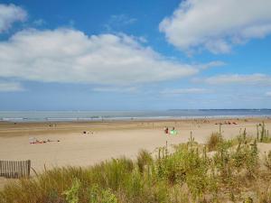 un grupo de personas en una playa de arena en Maison familiale 5 pers à St Brevin proche plage - FR-1-364-90, en Saint-Brevin-les-Pins 6 fotos más