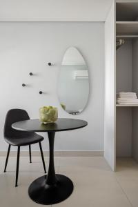 una mesa y una silla en una habitación en Alta Garden - Praia Exclusiva - Pé na areia, en João Pessoa 30 fotos más