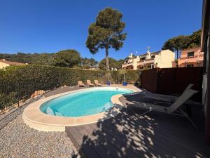 ein Swimmingpool mit Liegestühlen neben einem Haus in der Unterkunft Dublin 2 - L'Estartit, Torre Vella - ES-323-63 in L'Estartit