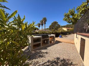 einen Hinterhof mit Grill und einigen Pflanzen in der Unterkunft Dublin 2 - L'Estartit, Torre Vella - ES-323-63 in L'Estartit