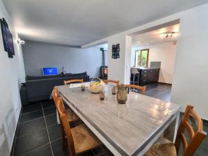 Gallery image of Gîte confortable avec jardin privé, idéal randonneurs - FR-1-496-319 in Véranne