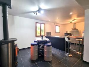 Gallery image of Gîte confortable avec jardin privé, idéal randonneurs - FR-1-496-319 in Véranne