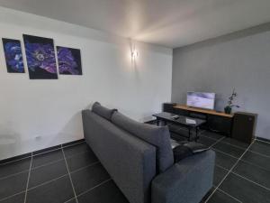 ein Wohnzimmer mit Sofa und Tisch in der Unterkunft Confortable gîte de plain-pied avec jardin et garage sécurisé - FR-1-496-319 in Véranne