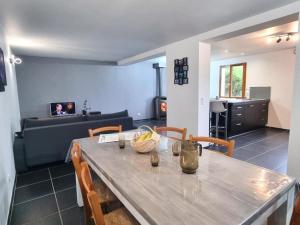 ein Tisch und Stühle in einem Wohnzimmer mit einer Couch in der Unterkunft Confortable gîte de plain-pied avec jardin et garage sécurisé - FR-1-496-319 in Véranne