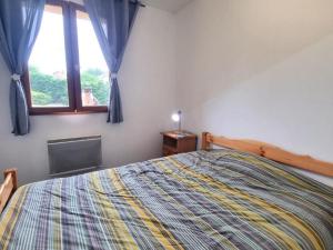 ein Schlafzimmer mit großem Bett und Fenster in der Unterkunft Confortable gîte de plain-pied avec jardin et garage sécurisé - FR-1-496-319 in Véranne