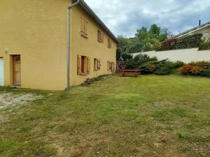 ein leerer Hof neben einem Haus mit einer Bank in der Unterkunft Confortable gîte de plain-pied avec jardin et garage sécurisé - FR-1-496-319 in Véranne