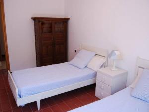 una camera con 2 letti e un comodino con lampada di Fantástica villa en Playa de Aro, a 100m del mar, con terraza y 6 habitaciones - ES-209-11 a Platja  d'Aro Altre 12 foto