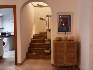 ein Flur mit einer Treppe in einem Haus in der Unterkunft ¡Casa encantadora con piscina y cerca de la playa en L'Estartit! - ES-323-55 in L'Estartit