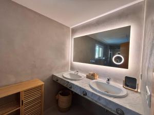 ein Badezimmer mit zwei Waschbecken und einem großen Spiegel in der Unterkunft ¡Casa encantadora con piscina y cerca de la playa en L'Estartit! - ES-323-55 in L'Estartit + 21 Fotos
