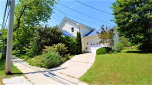 una casa bianca con un garage bianco di The Duck Pond Cottage a Cape May