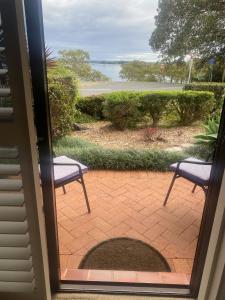 フォースターにあるThe Lakeside Gardenの窓から見た、椅子2脚が置かれたパティオの眺め