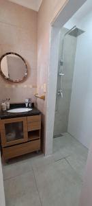 ein Badezimmer mit Dusche, Waschbecken und Spiegel in der Unterkunft Despertar Urbano in Corrientes + 20 Fotos