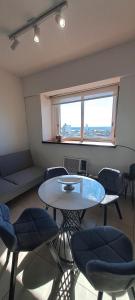 ein Raum mit einem Tisch und Stühlen und einem Fenster in der Unterkunft Despertar Urbano in Corrientes