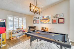 un salon avec une table de billard dans l'établissement Las Vegas - Exec Home 3BD Pool, Spa, Games, EV, à Las Vegas