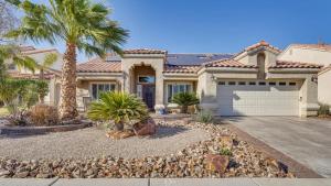 une maison avec un palmier et une allée dans l'établissement Las Vegas - Exec Home 3BD Pool, Spa, Games, EV, à Las Vegas